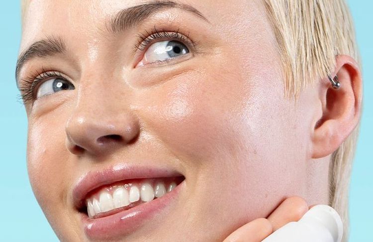 Envie d’une glass skin sans fond de teint ? Cette routine hydrate la peau jusqu’à l’effet miroir
