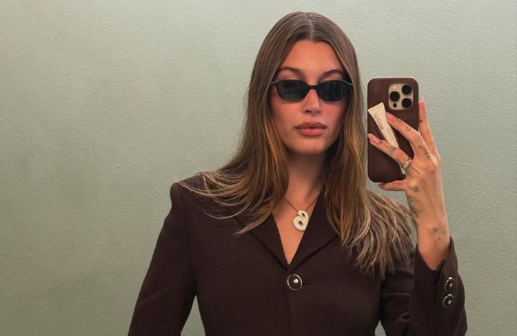 Hailey Bieber adopte une coloration lumineuse pour l’hiver