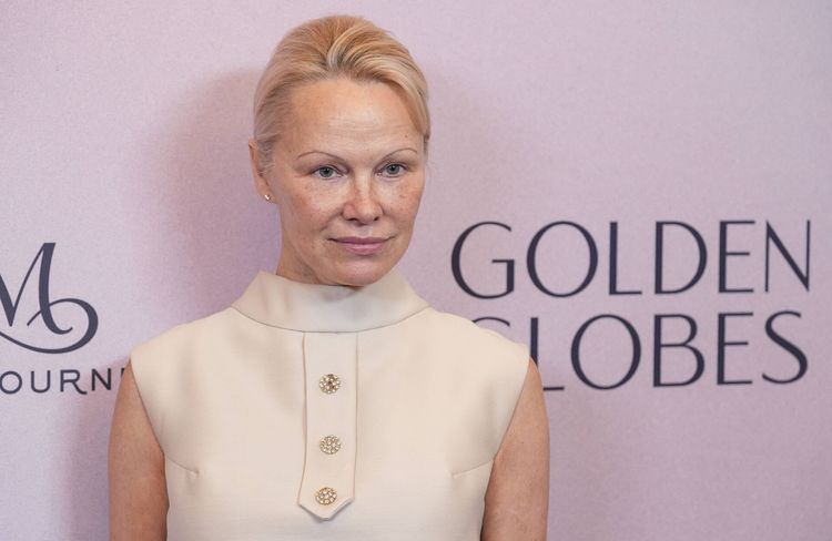 Pamela Anderson adopte la manucure la plus douillette de l’hiver
