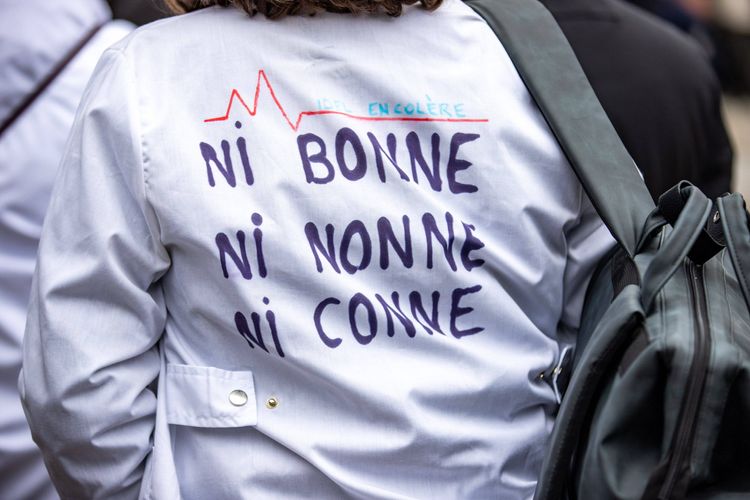 Une campagne sexiste sur le métier d’infirmier provoque la colère, le Ministère du Travail supprime la vidéo