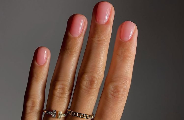 « Un soin visage pour les ongles » : la manucure à l’huile pour des mains impeccablement soignées