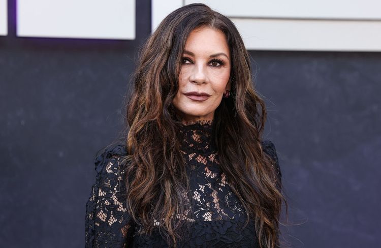 Catherine Zeta-Jones évoque l’impact de sa vie avec Michael Douglas, loin d’Hollywood, sur sa carrière