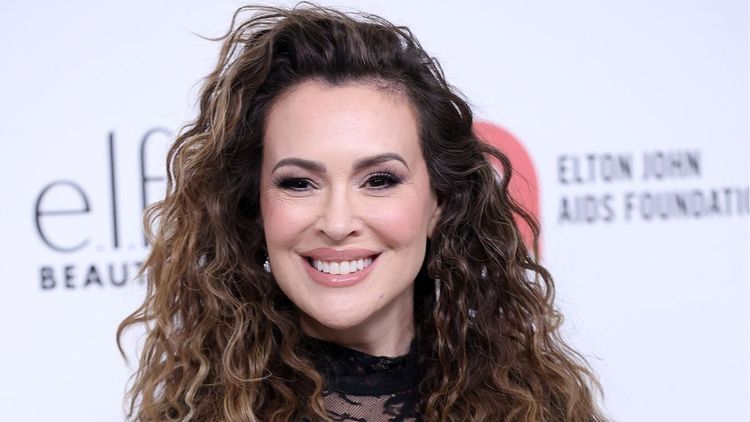 Montée à 78kg, Alyssa Milano (52 ans) moquée sur son poids, sa réponse cash et désinvolte : "Passez-moi les cookies"