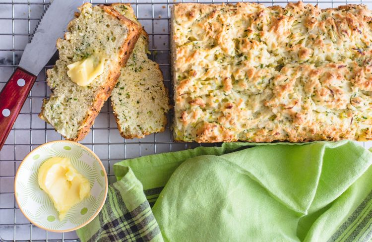Pour le petit-déjeuner, testez ce pain façon cake hyper moelleux à la courgette et au fromage