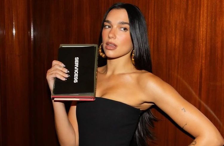 Quatre ans plus tard, Dua Lipa relance cette tendance manucure pour l'automne