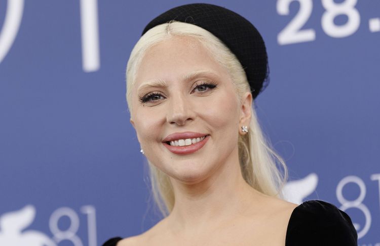L’incroyable vidéo de lady gaga au Louvre qui saccage La Joconde