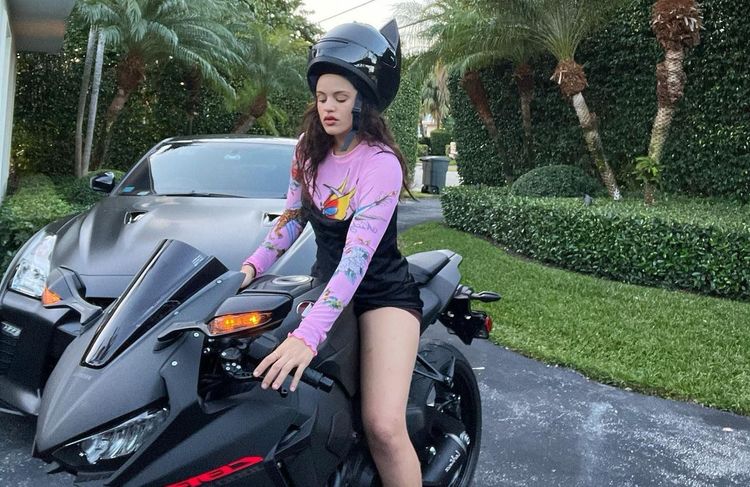 Vélo, moto, scooter : comment garder sa coiffure intacte avec un casque ?