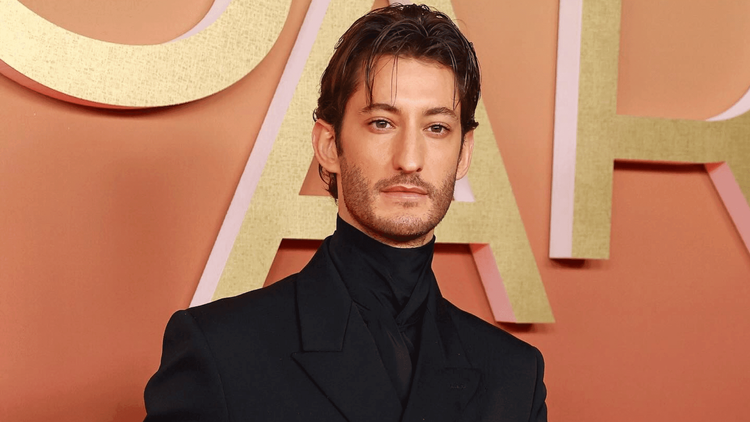"Mais on se connaît ?", Pierre Niney sous le choc en retrouvant sa prof de CM1 à l'avant-première de son nouveau film