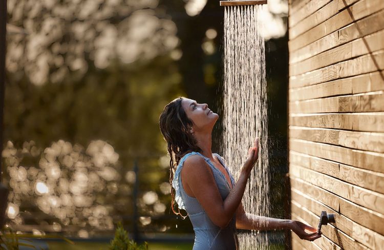 Été : ces gestes à adopter sous la douche pour éviter la déshydratation de la peau