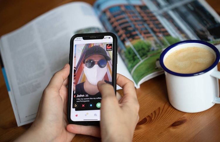 Des groupes privés Facebook pour s’échanger sur ses « dates » : quand la sororité devient un bouclier
