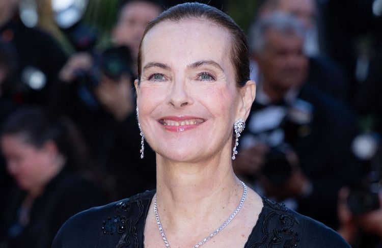 « Je joue une écolo légèrement nymphomane » : Carole Bouquet explique les raisons de son changement capillaire