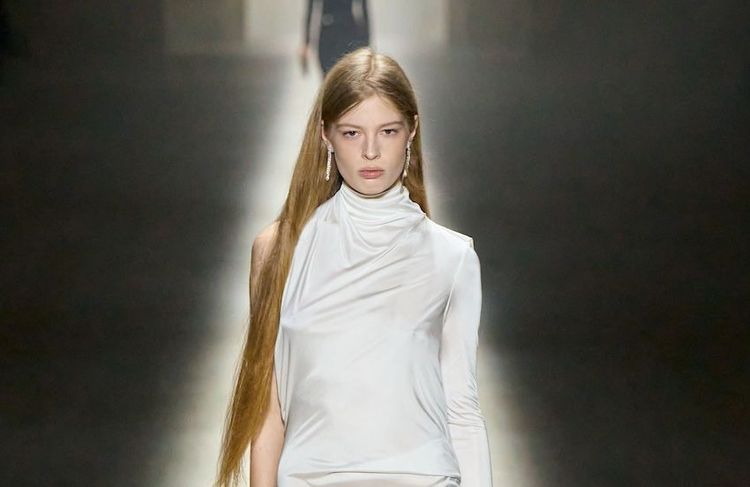 Vivian Wilson, la fille reniée d’Elon Musk, crée la surprise en défilant à la Fashion Week