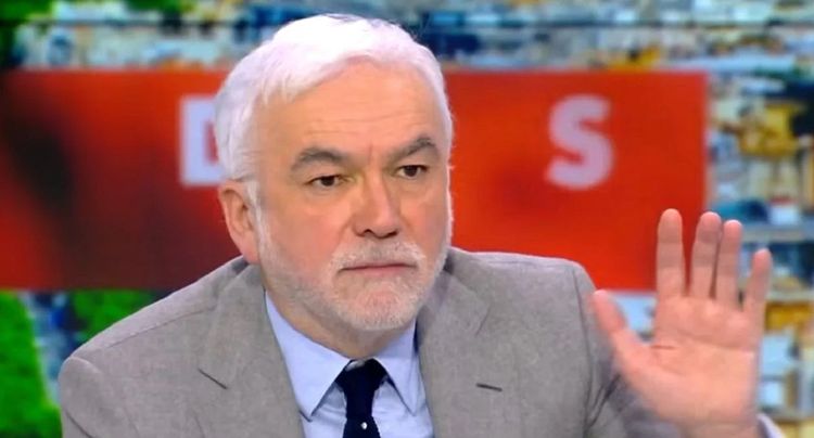 "Emmanuel Macron aura démoli l'identité française" : les propos durs de Pascal Praud sur le président