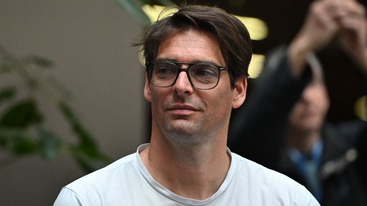 "C'est moche", séparé de Valérie Bègue, Camille Lacourt confie que l'ex-Miss l'aurait "trompé avec un riche émirati" durant leur mariage