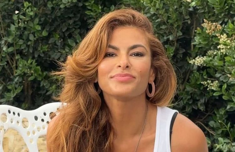 Eva Mendes révèle le conseil beauté de sa mère qu'elle regrette ne pas avoir suivi