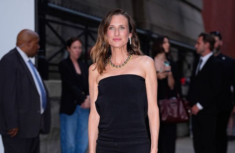 Camille Cottin sublime la petite robe noire en version asymétrique à New York