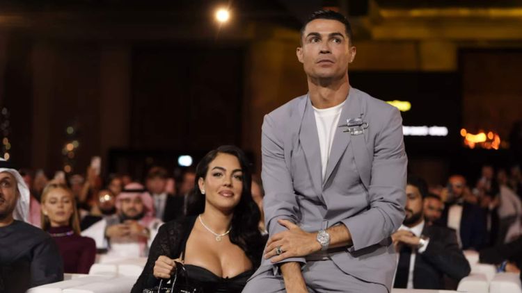 Cristiano Ronaldo et Georgina Rodriguez : le couple officialise ses fiançailles avec une énorme bague en diamant !