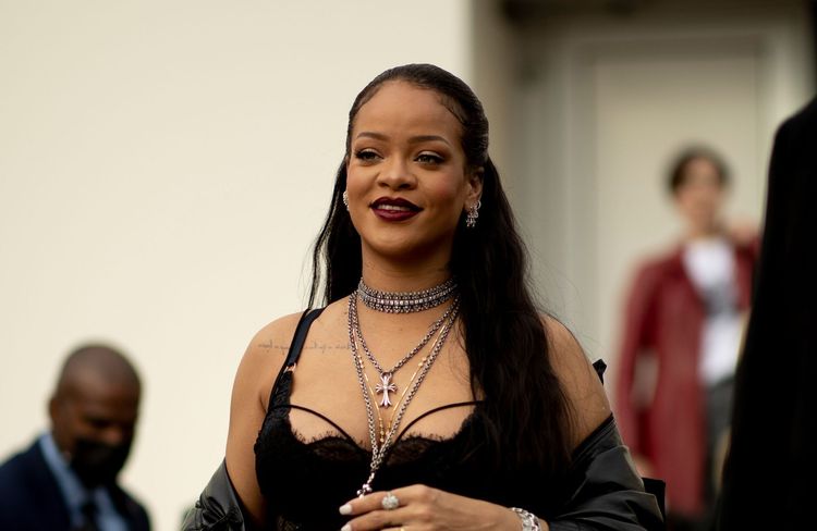 Rihanna remet le « messy bun » de jeune maman au goût du jour sur un tapis rouge