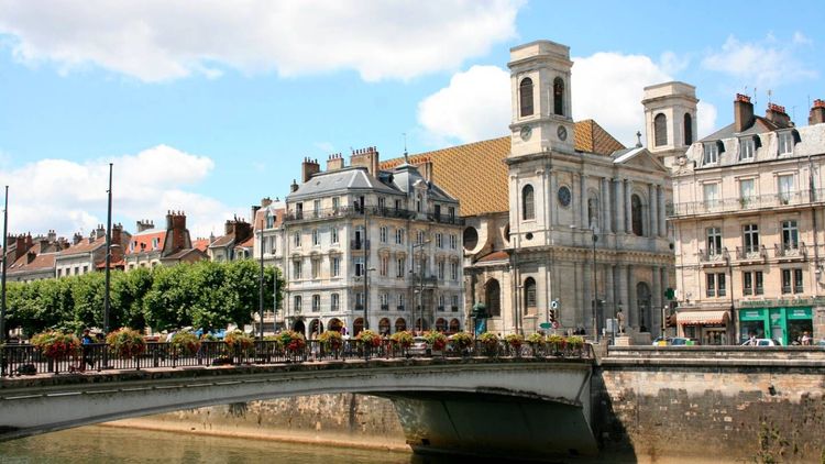 Immobilier à Besançon : découvrez l'évolution des prix à la location et à l'achat en octobre 2024