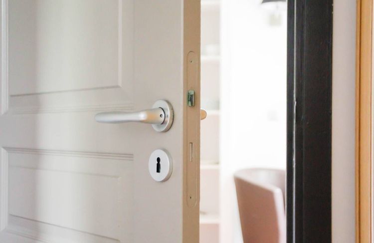 « Logement gratuit pour femme dévergondée » : Quel est ce phénomène inquiétant d’ hommes qui proposent des logements contre du sexe
