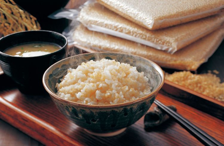 Testez cet accompagnement hyper versatile de riz, miso et beurre, à la japonaise