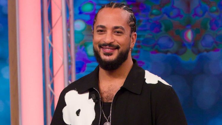 Célèbre chanteur, il révèle sa relation avec Slimane : "On a pris des douches ensemble"