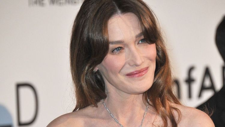 À 56 ans, Carla Bruni fait sensation en bottes en cuir et mini short
