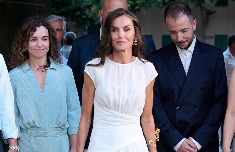 Letizia d’Espagne rayonne à Majorque dans une robe blanche à la taille marquée