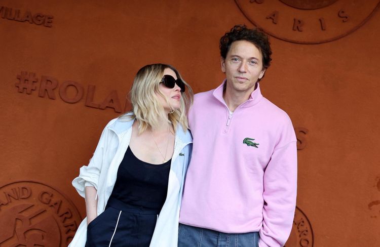 Le chanteur Raphaël se livre sur sa vie de famille avec Mélanie Thierry