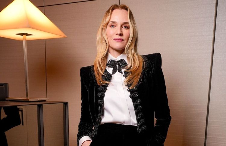 Diane Kruger sublime la veste officier au défilé Giorgio Armani Privé