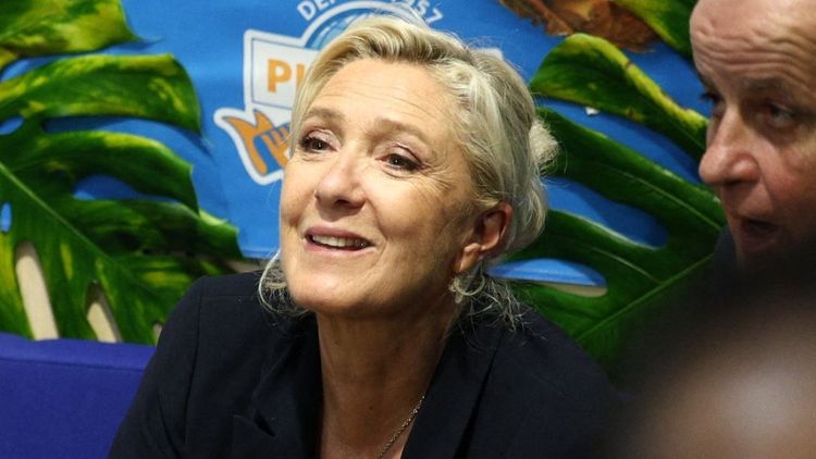 En plein procès, Marine Le Pen se réfugie avec son amie dans cette maison au cadre idyllique : "Elle s'occupe du jardin, moi de la cuisine"