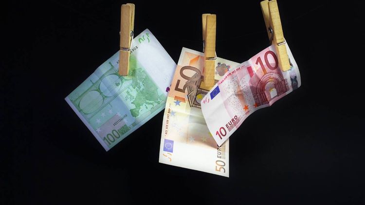Combien d'argent faut-il vraiment déposer pour ouvrir un compte en banque en ligne ?