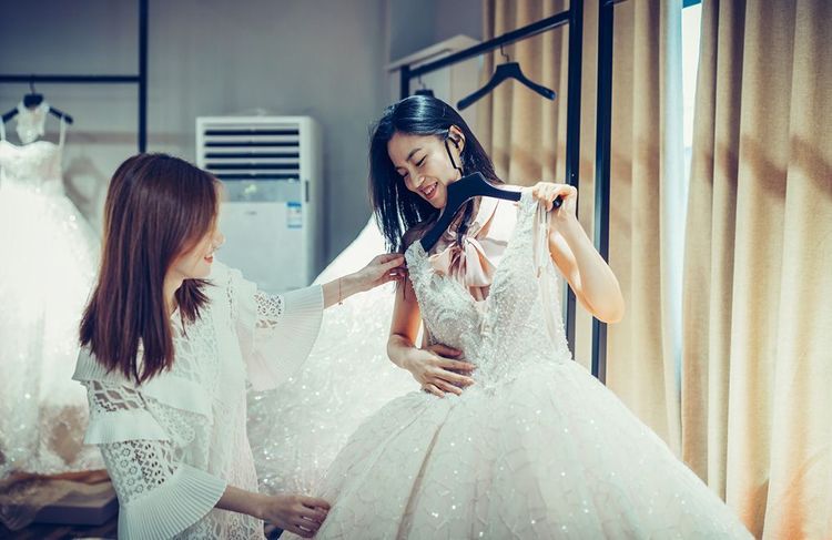 Elles ont revendu leur robe de mariée : « Aujourd’hui, ça me semble impensable de porter une robe une seule fois »