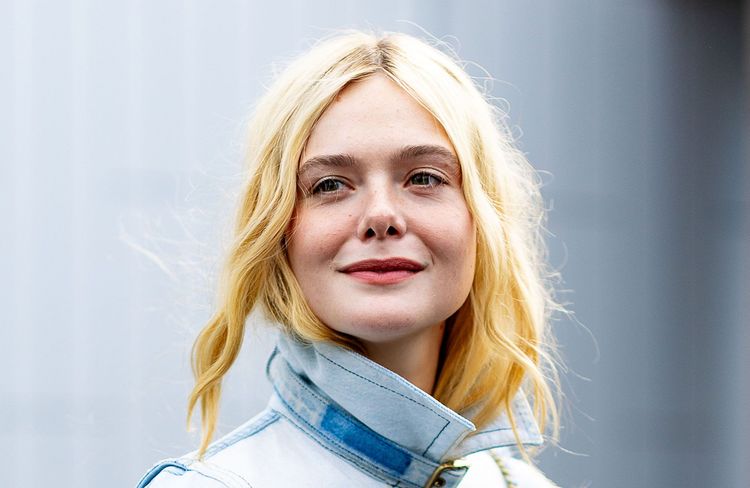 À New York, Elle Fanning craque pour la Olsen Tuck et nous donne (déjà) des envies d’automne