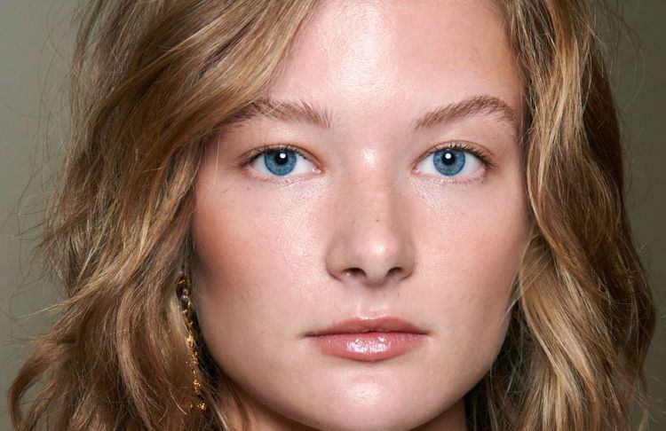 Une dermatologue lance l'alerte : le gloss pourrait augmenter les coups de soleil sur les lèvres