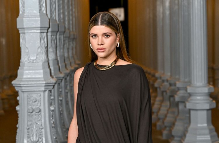 Sofia Richie Grainge adopte le « french bob » et signe la coupe de l’été