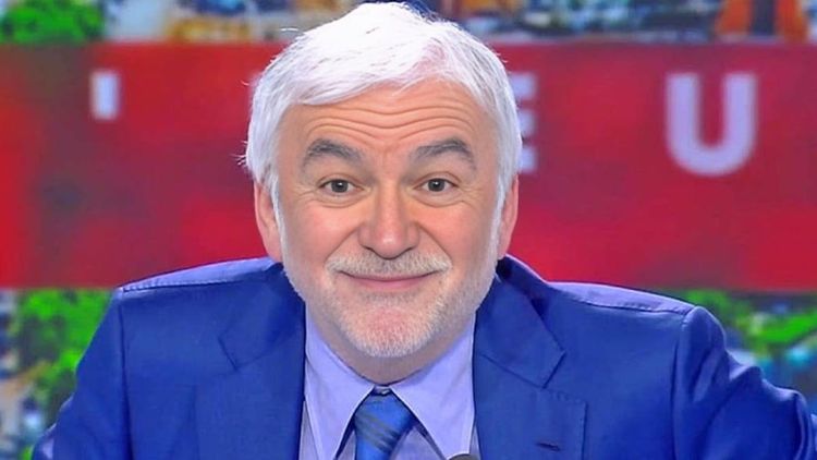 "Retirez votre…" : Pascal Praud déchaîné, striptease en plein direct après une demande osée