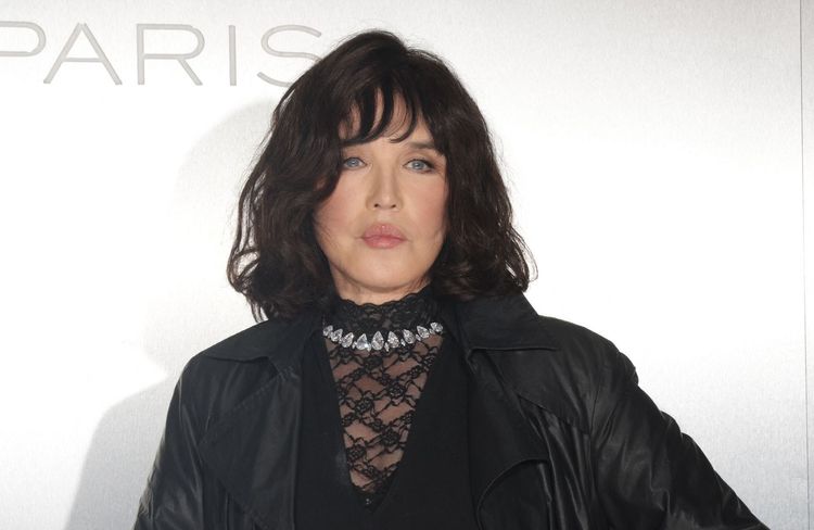 À 70 ans, Isabelle Adjani adopte la longueur de carré parfaite pour un effet coup d’éclat