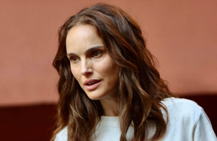 Pantalon flare et sandales compensées : Natalie Portman adopte le combo gagnant de la rentrée