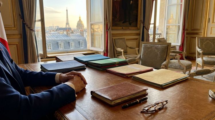 "L'après Élysée" : ce qu'Emmanuel Macron prépare en secret pour 2027 et le scénario inattendu pour 2032