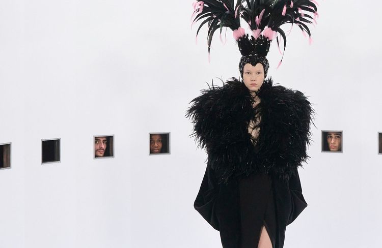 ELLE Débriefe – Semaine de la couture, Jour 3 : Chez Valentino, on regarde les vêtements comme une petite souris