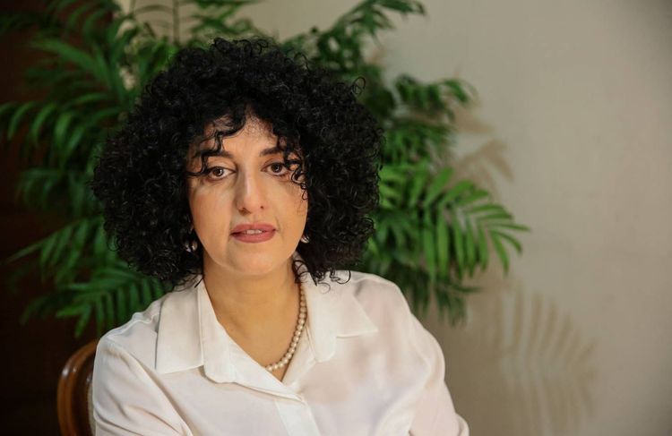 La lauréate du Nobel de la paix, Narges Mohammadi, arrêtée « violemment » en Iran