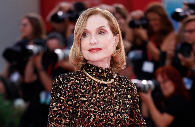 Isabelle Huppert prouve que cette couleur de vernis se porte à tout âge