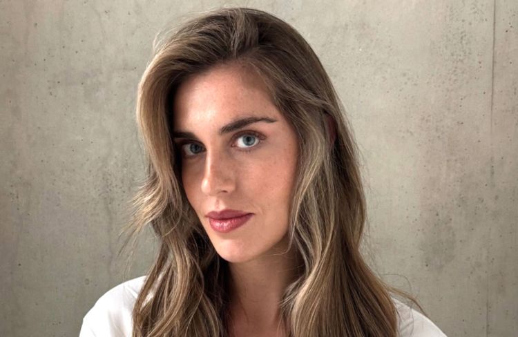 Qu’est-ce que l'« Ecru Hair », la version modernisée de la célèbre (et déchue) coloration bronde ?
