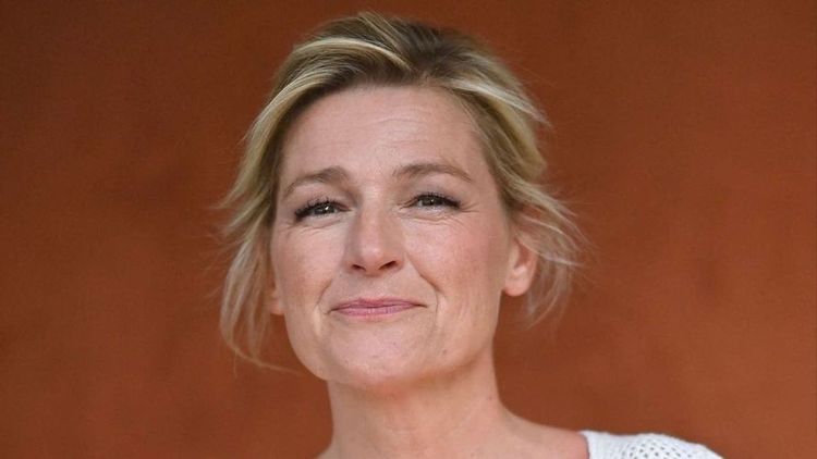 Anne-Elisabeth Lemoine éclate de rire face à un invité de "C à Vous" : son visage hors caméra dévoilé