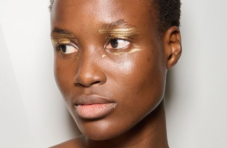Fêtes de fin d’année : on a trouvé le produit pailleté idéal pour un maquillage de dernière minute