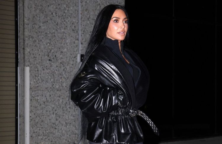 En legging et sneakerina, Kim Kardashian ose un combo mode controversé (mais qui fonctionne)