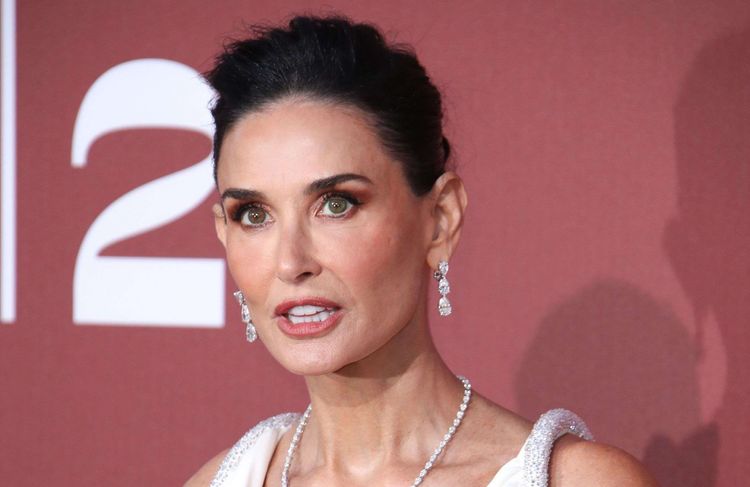 Cannes 2024 : Demi Moore, sublime en décolleté drapé au gala de l’amfAR