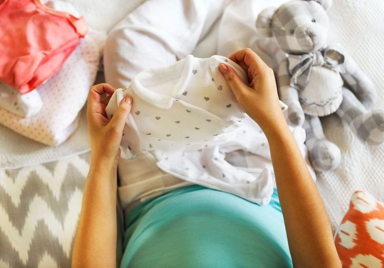 Cadeaux de naissance : arrêtez les bodys, venez plutôt passer le balai