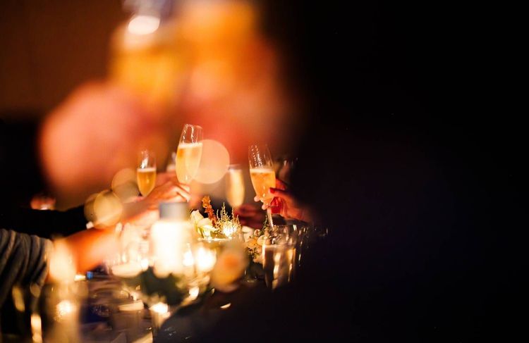 Pourquoi certains Français choisissent de passer les fêtes de fin d’année avec des inconnus
